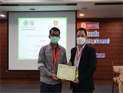 มอบประกาศนียบัตรให้กับผู้ที่ผ่านการฝึกอบรม